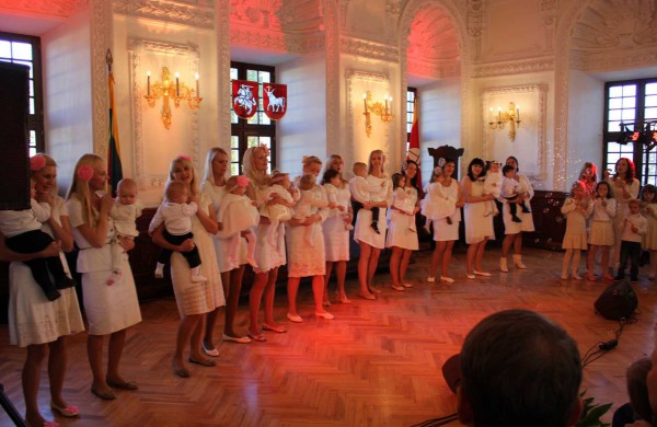 Jonavos mamų daina nuskambėjo Kauno rotušėje