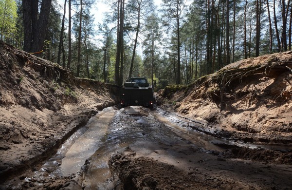 Pamažu prisijaukinami „Vilkai“: rengiami pėstininkų kovos mašinų įgulų vadai
