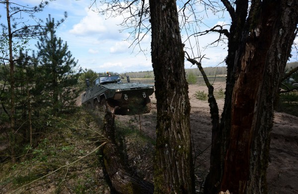 Pamažu prisijaukinami „Vilkai“: rengiami pėstininkų kovos mašinų įgulų vadai