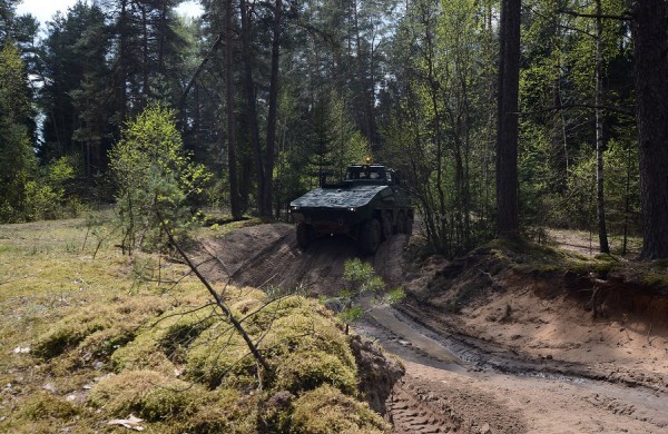 Pamažu prisijaukinami „Vilkai“: rengiami pėstininkų kovos mašinų įgulų vadai