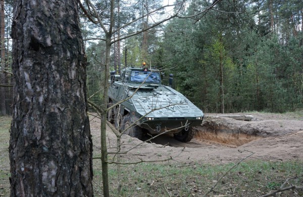 Pamažu prisijaukinami „Vilkai“: rengiami pėstininkų kovos mašinų įgulų vadai