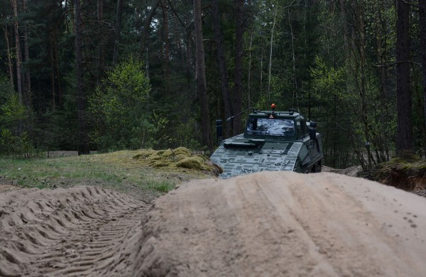 Pamažu prisijaukinami „Vilkai“: rengiami pėstininkų kovos mašinų įgulų vadai