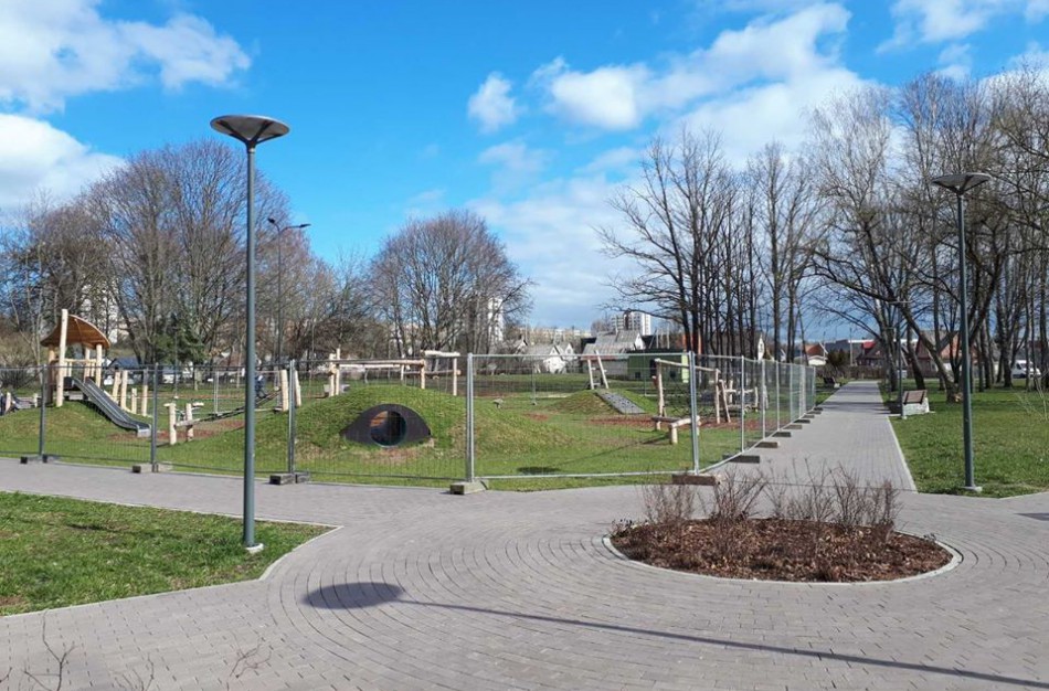 Vaikų žaidimų aikštelėse vėl gali žaisti ne tik vienos šeimos vaikai
