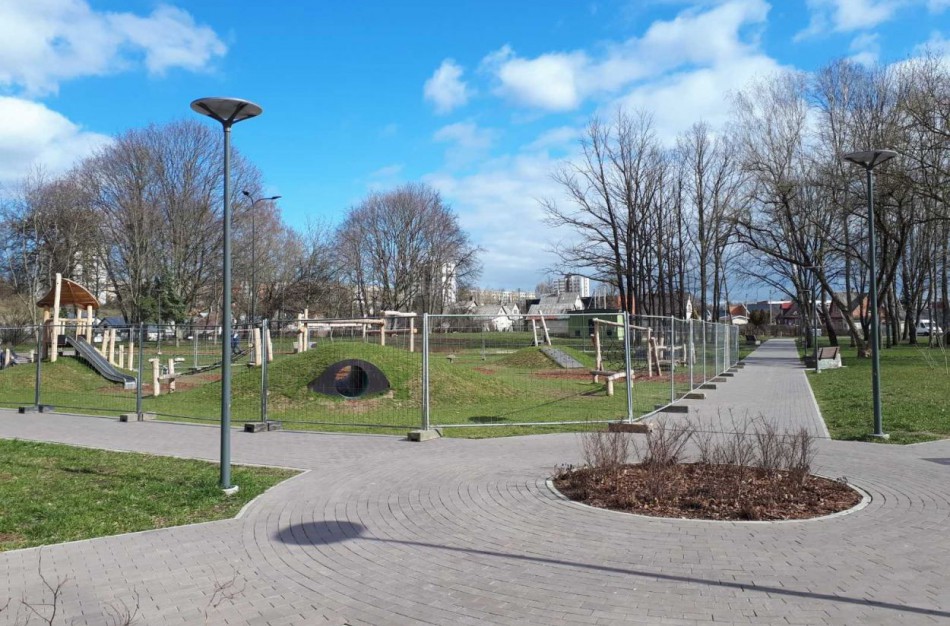 Vaikų žaidimų aikštelėse bus nuimtos tvoros 