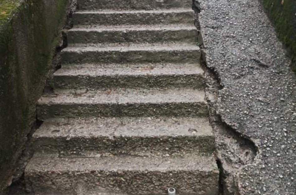 Nukritusio ir susižalojusio berniuko mama: kada pagaliau laiptai bus sutvarkyti?