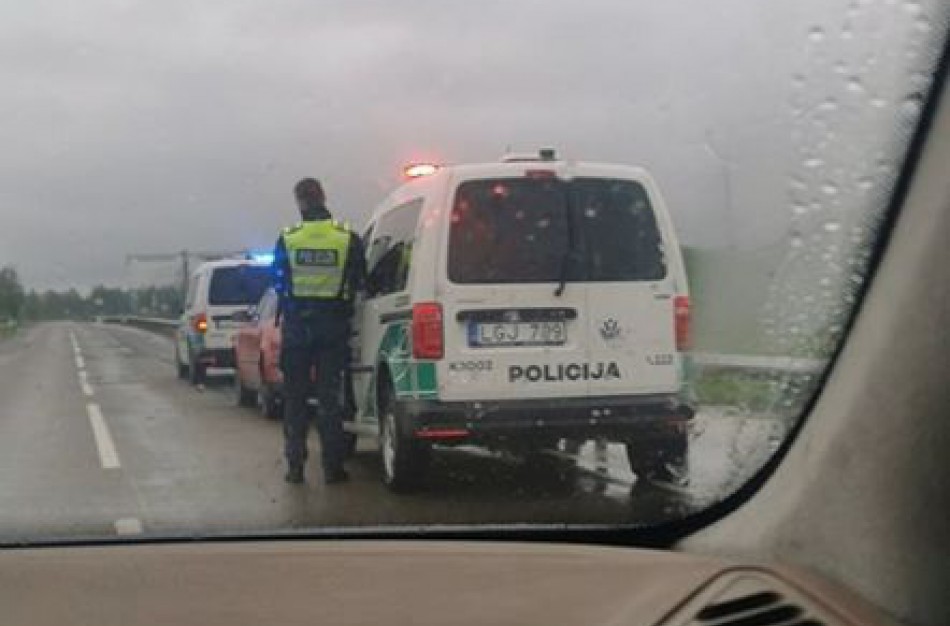 Girtas kaip pėdas vyras nusprendė, kad  geriau keliaus ne pėsčiomis, o automobiliu