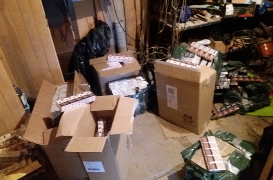 Jonavos rajone pasieniečiai aptiko kontrabandinių cigarečių ir nelegalaus alkoholio