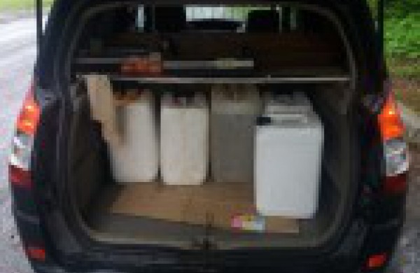 Jonavos rajone pasieniečiai aptiko kontrabandinių cigarečių ir nelegalaus alkoholio