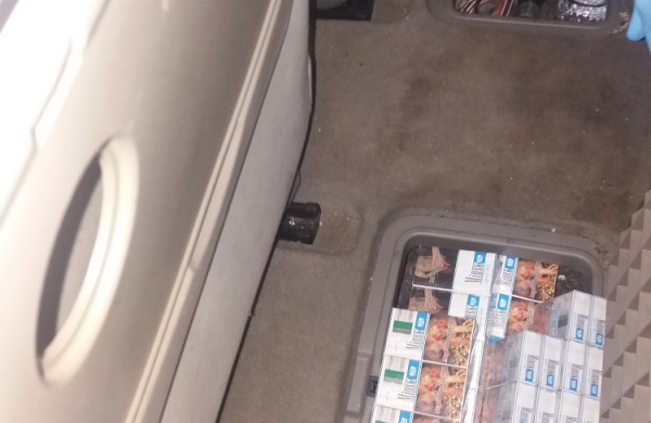 Jonavos rajone pasieniečiai aptiko kontrabandinių cigarečių ir nelegalaus alkoholio