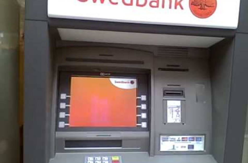 Buvęs pareigūnas bankomate rastais pinigais nesusigundė