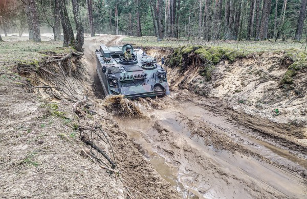 Lietuvos kariuomenė savaitgaliui į namus išleis nuolatinės privalomosios pradinės karo tarnybos karius   