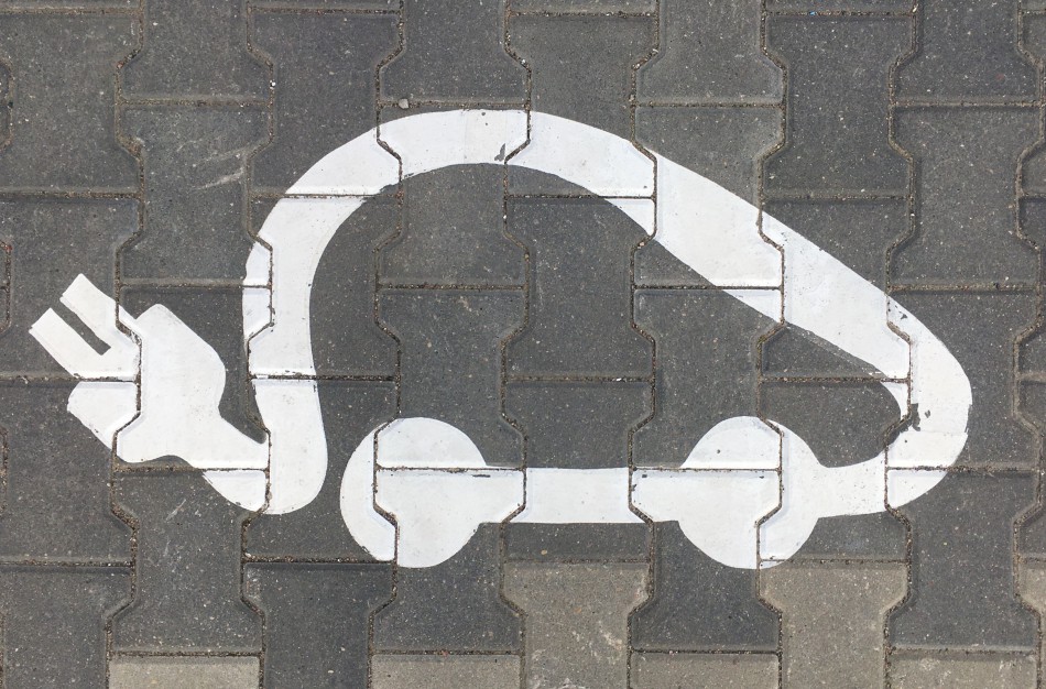 Plečiamas elektromobilių įkrovimo stotelių tinklas - Jonavai bus perduotos 3 stotelės