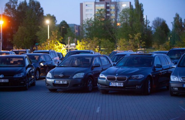 Žaismingai lyriškas Paskutinis skambutis kino formatu