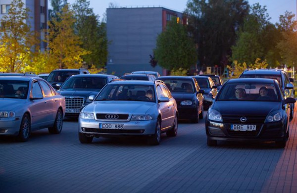 Žaismingai lyriškas Paskutinis skambutis kino formatu
