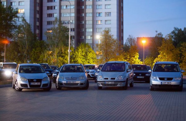 Žaismingai lyriškas Paskutinis skambutis kino formatu