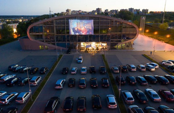 Žaismingai lyriškas Paskutinis skambutis kino formatu