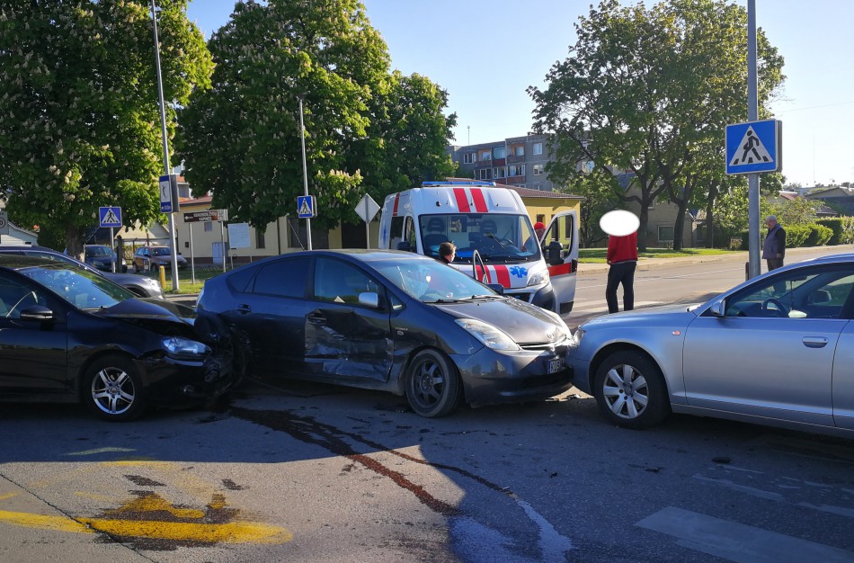 Vasario 16 - osios ir Sodų gatvių sankryžoje susidūrė trys automobiliai