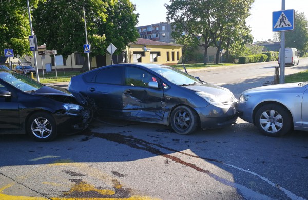 Vasario 16 - osios ir Sodų gatvių sankryžoje susidūrė trys automobiliai