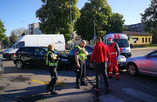 Vasario 16 - osios ir Sodų gatvių sankryžoje susidūrė trys automobiliai