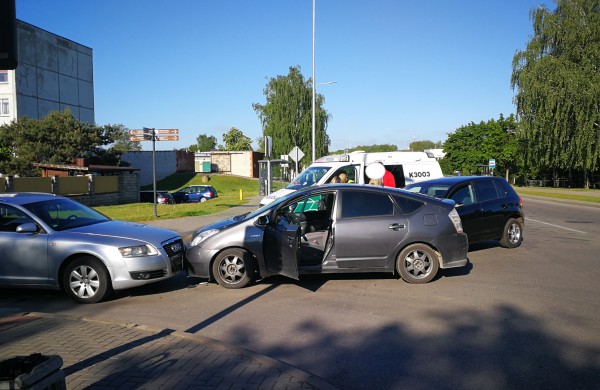 Vasario 16 - osios ir Sodų gatvių sankryžoje susidūrė trys automobiliai
