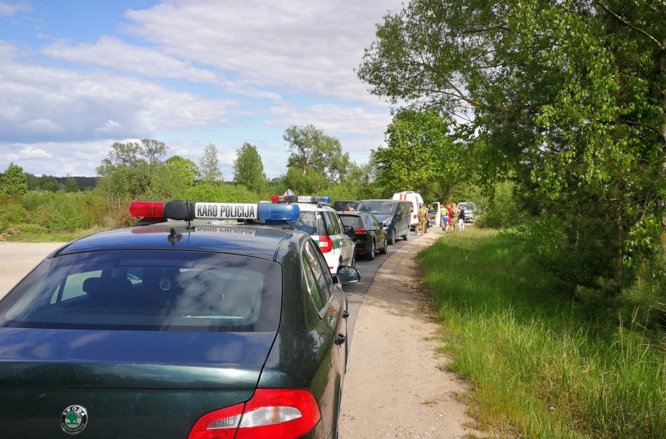 Užsienio karių vairuojamas autobusiukas partrenkė dviratininką: norėta uždrausti užfiksuoti įvykį 