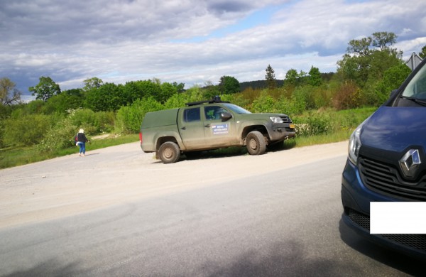 Užsienio karių vairuojamas autobusiukas partrenkė dviratininką: norėta uždrausti užfiksuoti įvykį 