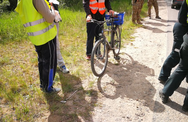 Užsienio karių vairuojamas autobusiukas partrenkė dviratininką: norėta uždrausti užfiksuoti įvykį 