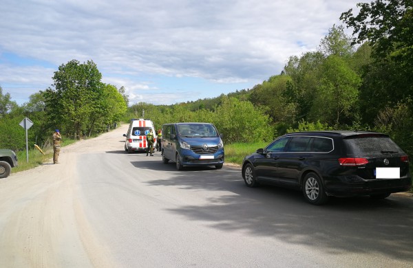 Užsienio karių vairuojamas autobusiukas partrenkė dviratininką: norėta uždrausti užfiksuoti įvykį 