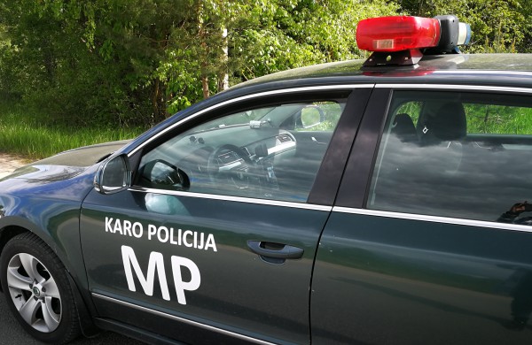 Užsienio karių vairuojamas autobusiukas partrenkė dviratininką: norėta uždrausti užfiksuoti įvykį 