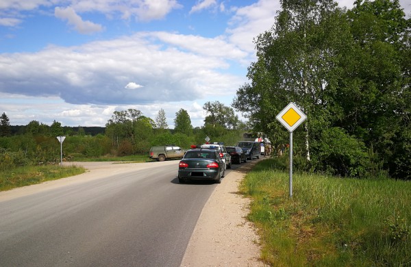 Užsienio karių vairuojamas autobusiukas partrenkė dviratininką: norėta uždrausti užfiksuoti įvykį 