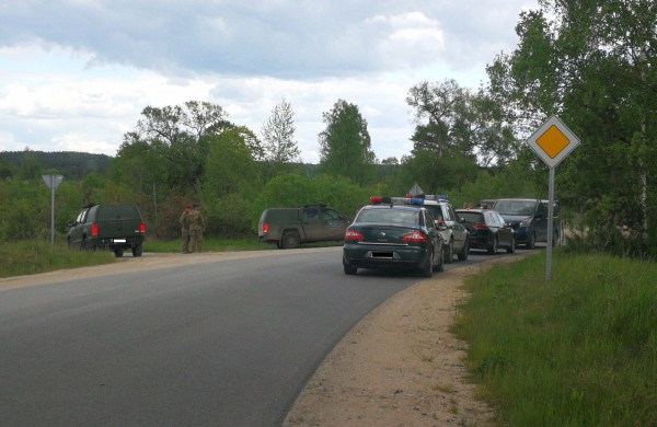 Užsienio karių vairuojamas autobusiukas partrenkė dviratininką: norėta uždrausti užfiksuoti įvykį 