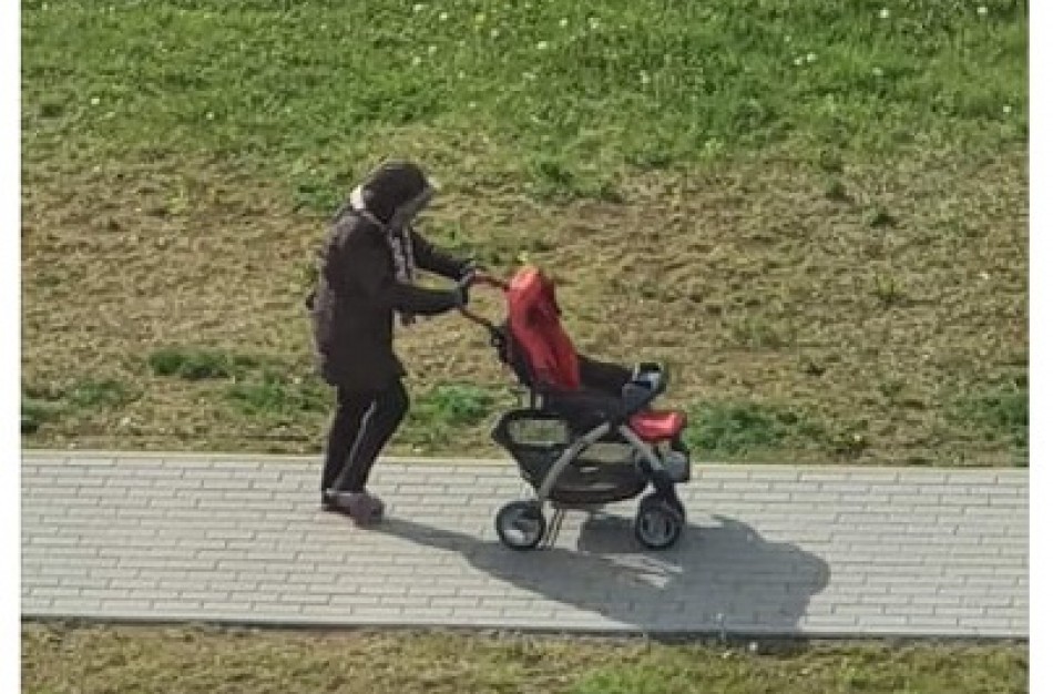 Rimkų gyventojai sunerimę dėl neadekvačios moters trumpam gali atsikvėpti - ji vežama stacionarizavimui 