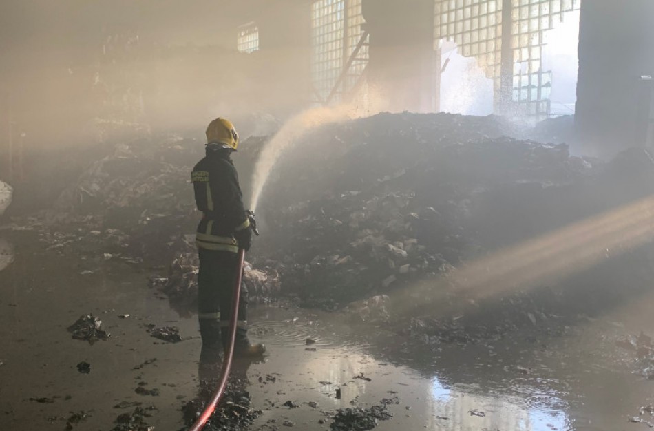Jonavoje, atliekų rūšiavimo sandėlyje įsiplieskusį gaisrą pavyko numalšinti laiku