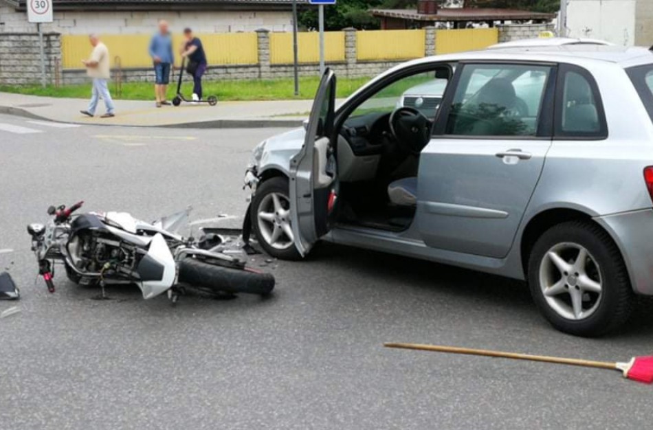 Vasario 16-osios gatvėje - motociklo ir automobilio susidūrimas