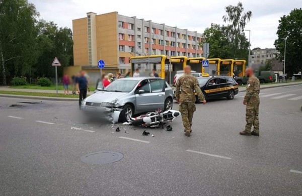 Vasario 16-osios gatvėje - motociklo ir automobilio susidūrimas