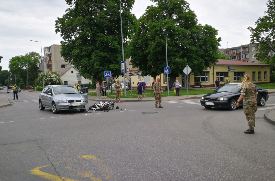 Kilnus poelgis: sąjungininkų kariai padėjo Jonavoje nukentėjusiam motociklininkui