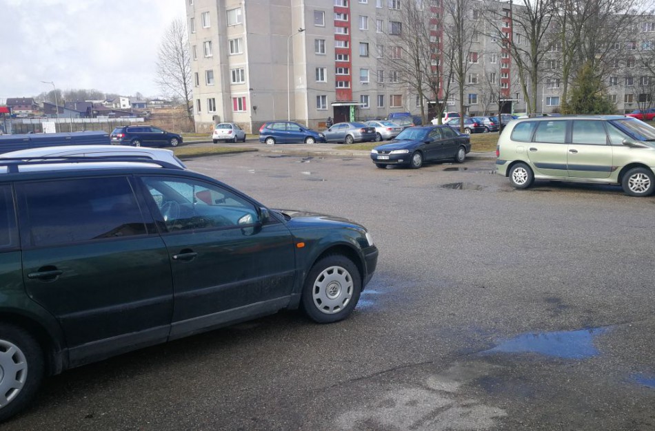 Svarstys siūlymą griežtinti atsakomybę už neeksploatuojamų automobilių laikymą bendrojo naudojimo kiemuose