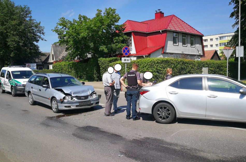 Ir vėl eismo įvykis Vasario 16 - osios gatvėje: vos už 100 metrų įvyko kitas automobilių susidūrimas
