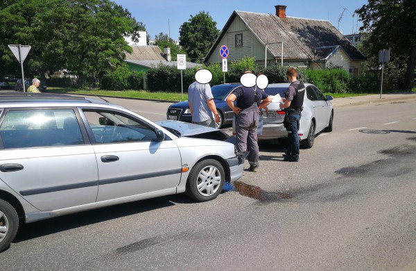 Ir vėl eismo įvykis Vasario 16 - osios gatvėje: vos už 100 metrų įvyko kitas automobilių susidūrimas