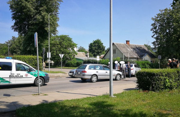 Ir vėl eismo įvykis Vasario 16 - osios gatvėje: vos už 100 metrų įvyko kitas automobilių susidūrimas