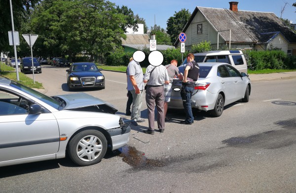Ir vėl eismo įvykis Vasario 16 - osios gatvėje: vos už 100 metrų įvyko kitas automobilių susidūrimas