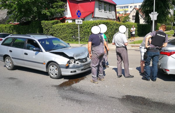 Ir vėl eismo įvykis Vasario 16 - osios gatvėje: vos už 100 metrų įvyko kitas automobilių susidūrimas