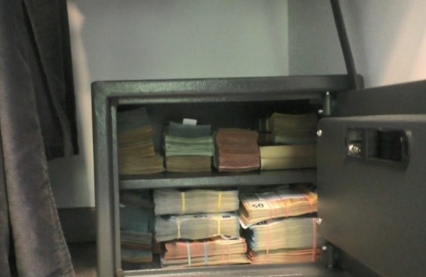 Išnarpliota įspūdinga mokesčių slėpimo schema: neapskaityta 2,8 mln. eurų, žala valstybei – daugiau kaip milijonas, rasta pusė milijono eurų grynųjų pinigų