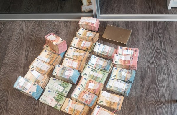 Išnarpliota įspūdinga mokesčių slėpimo schema: neapskaityta 2,8 mln. eurų, žala valstybei – daugiau kaip milijonas, rasta pusė milijono eurų grynųjų pinigų