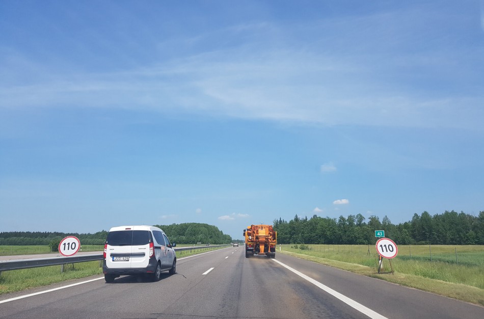 Keliuose pasirodė barstytuvai: "prakaituoja" asfaltas