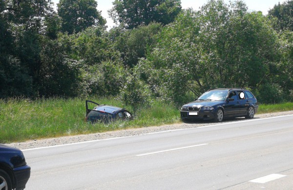 Šauktinio kelionė namo į Telšius baigėsi avarija kelyje prie Skarulių