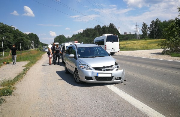 Šauktinio kelionė namo į Telšius baigėsi avarija kelyje prie Skarulių