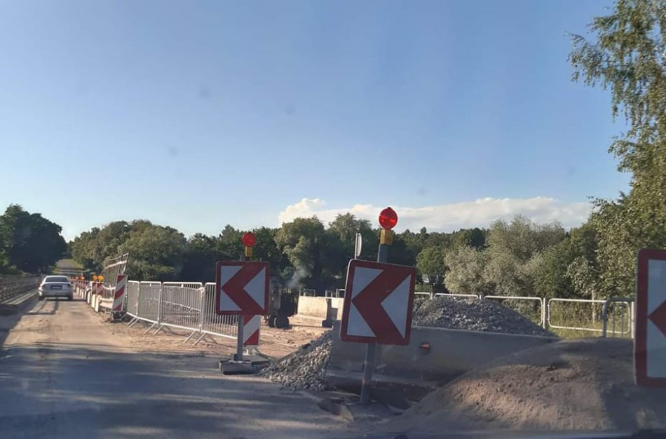 Šventąja plaukiantiems turistams - kliūtis: teks persinešti baidares 