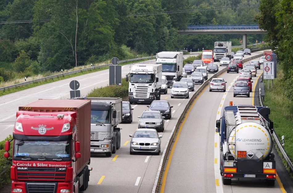 VMI pradeda nuolatines patikras keliuose – vežėjus stabdys specialiai pažymėtais automobiliais