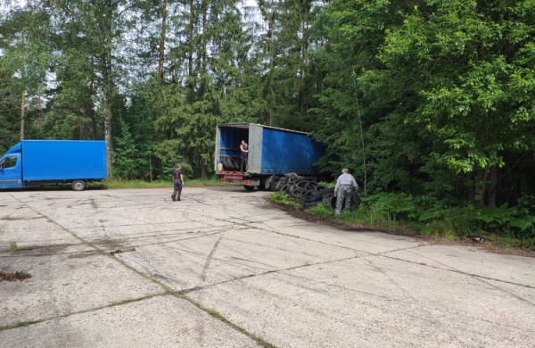 Miškininkai surinko rekordinį išmestų padangų kiekį - vien tik Šveicarijos seniūnijoje surinkta 10 tonų